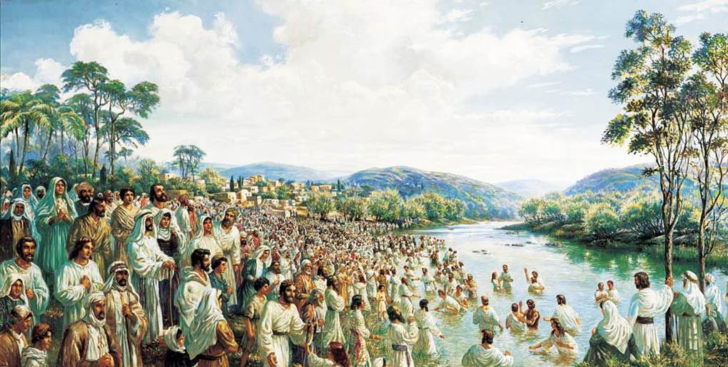 Una pintura artística de una gran multitud de personas del siglo I que acuden para bautizarse en el río Jordán.
