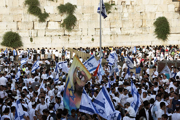 In front of the Wailing Wall, part of the underpinning foundation of Herod’s temple, Jews celebrate the liberation of Jerusalem in June of 1967, a photograph that illustrates the subject Signs Taking Place Today in Jews and Gentiles, in iglesia-de-Cristo.com.