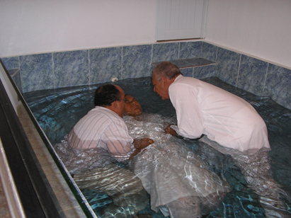 Dos varones cristianos bautizan bíblicamente a una dama quien, momentos antes, había confesado con sus labios el nombre del Señor Jesucristo.