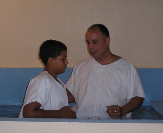 Habiendo confesado con su boca que Jesucristo es el Hijo de Dios, este joven fue bautizado enseguida para perdón de los pecados.